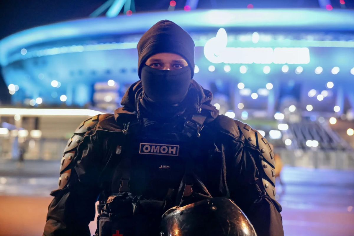 Прямо сейчас в Санкт-Петербурге на стадионе «Газпром Арена» военнослужащие специального моторизованного Измайловского полка и 33-й бригады оперативного назначения Северо-Западного округа Росгвардии, а также сотрудники ОМОН... Прямо сейчас в Санкт-Петербурге на стадионе «Газпром Арена» военнослужащие специального моторизованного Измайловского полка и 33-й бригады оперативного назначения Северо-Западного округа Росгвардии, а также сотрудники ОМОН...