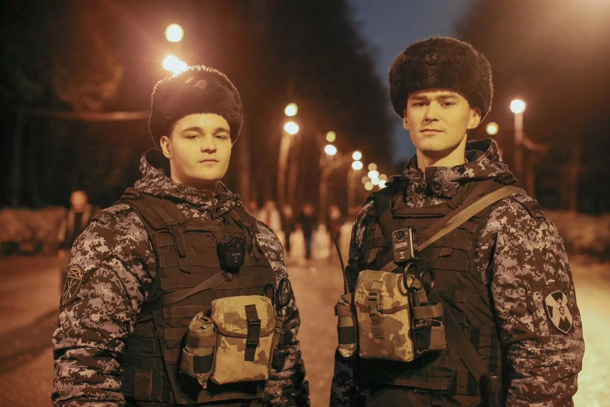 Прямо сейчас в Санкт-Петербурге на стадионе «Газпром Арена» военнослужащие специального моторизованного Измайловского полка и 33-й бригады оперативного назначения Северо-Западного округа Росгвардии, а также сотрудники ОМОН... Прямо сейчас в Санкт-Петербурге на стадионе «Газпром Арена» военнослужащие специального моторизованного Измайловского полка и 33-й бригады оперативного назначения Северо-Западного округа Росгвардии, а также сотрудники ОМОН...