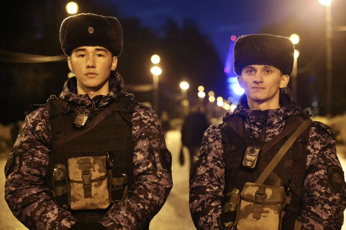 Прямо сейчас в Санкт-Петербурге на стадионе «Газпром Арена» военнослужащие специального моторизованного Измайловского полка и 33-й бригады оперативного назначения Северо-Западного округа Росгвардии, а также сотрудники ОМОН...