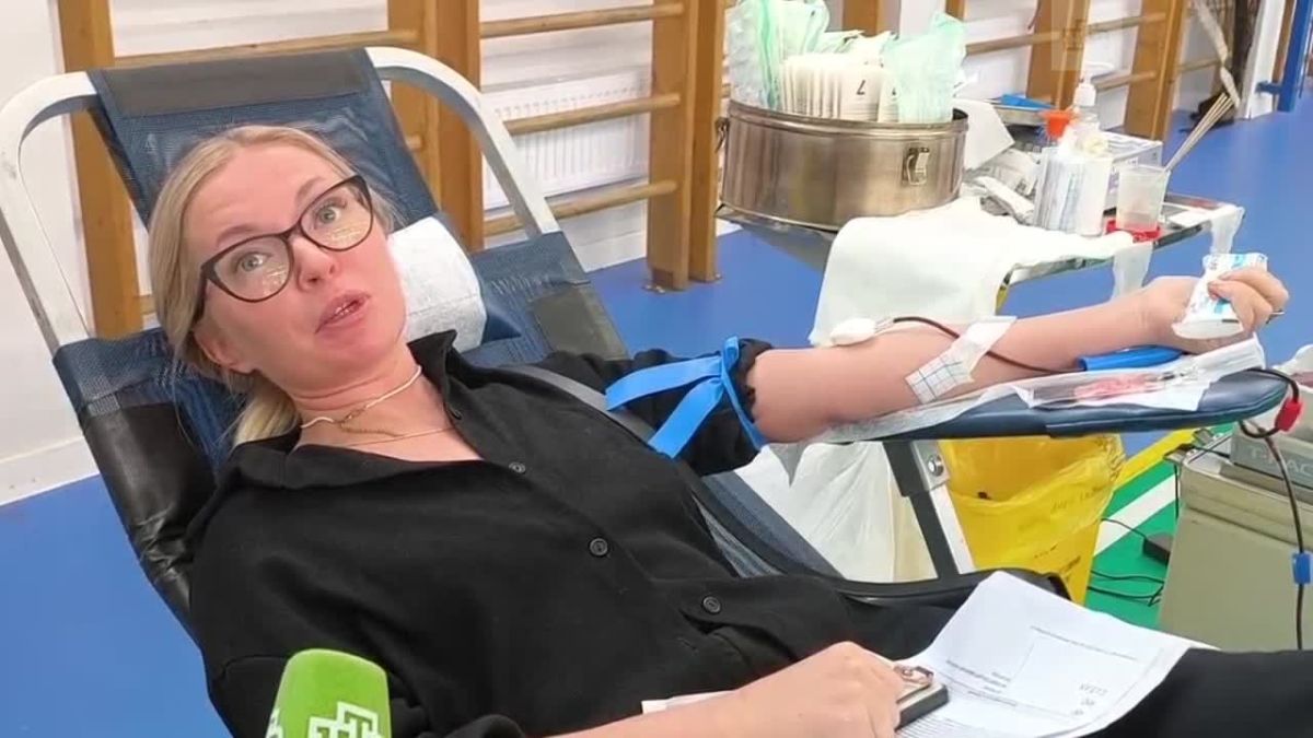 Сдачей крови отметили первый день школьных каникул сотрудники образовательных учреждений в Красногвардейском районе