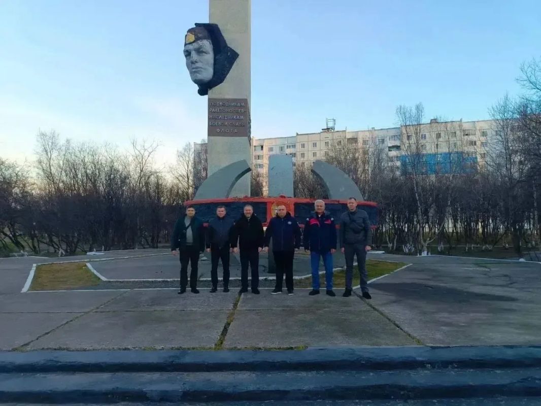 Депутаты петербургского парламента посетили Северный флот Депутаты петербургского парламента посетили Северный флот