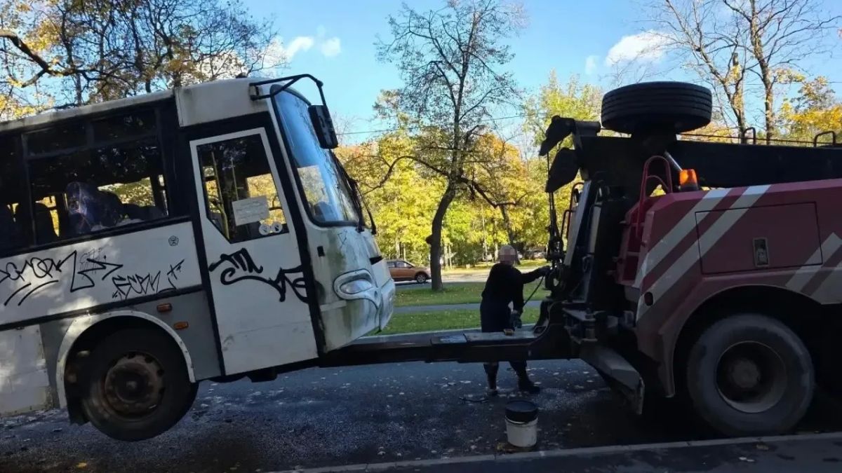 В результате вмешательства прокуратуры брошенный автобус перемещен на спецстоянку