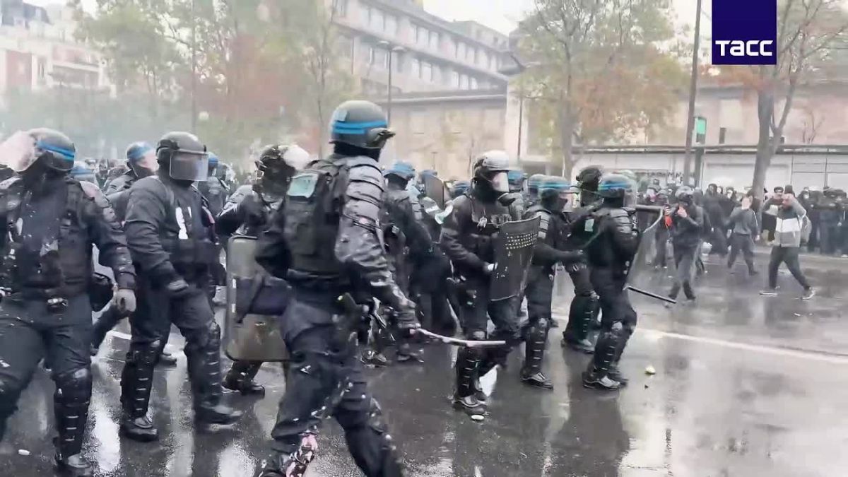 Глава МВД Франции, который порывался свалить в отставку сообщил, что в ходе подавления протестов на выходных задержано более 1400 свободных французов