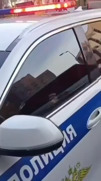 Êîëåíè è ðóêè âîäèòåëÿ – ÍÅ äåòñêîå óäåðæèâàþùåå óñòðîéñòâî!