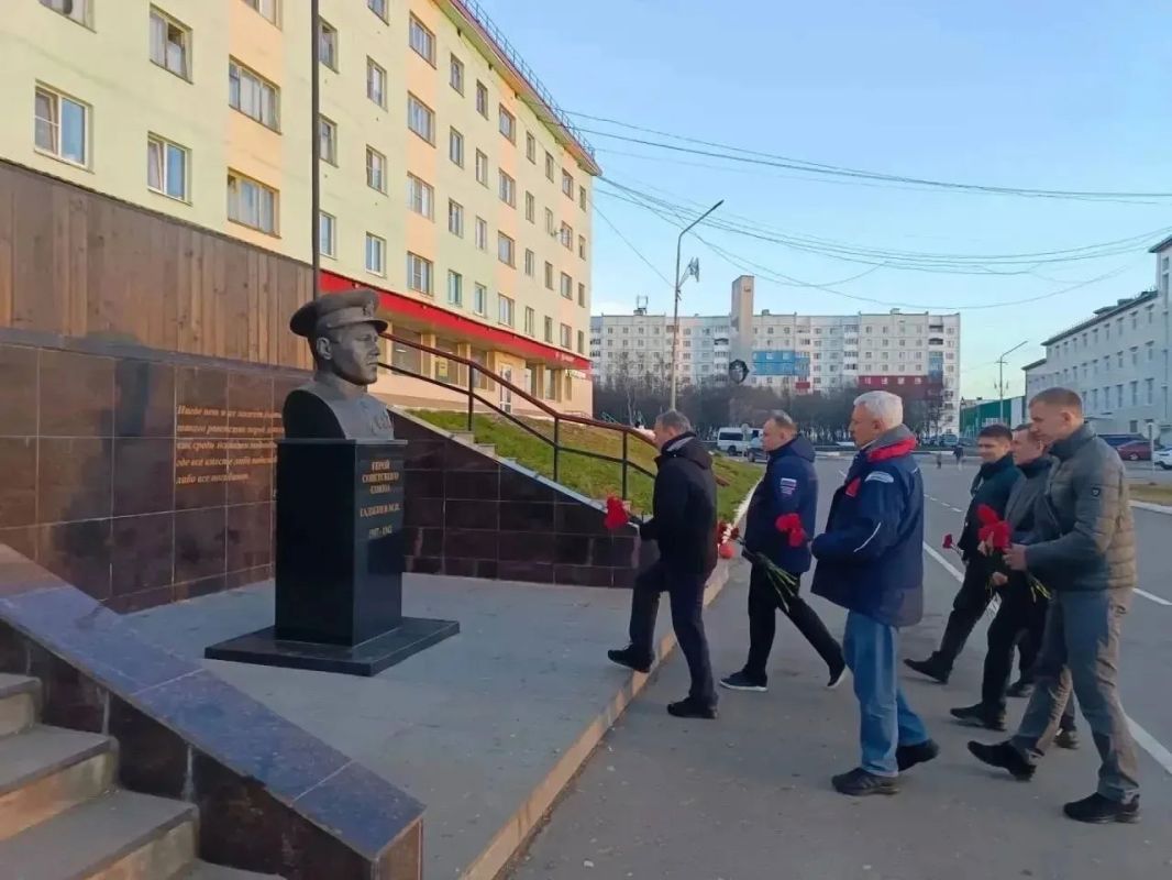 Депутаты петербургского парламента посетили Северный флот Депутаты петербургского парламента посетили Северный флот