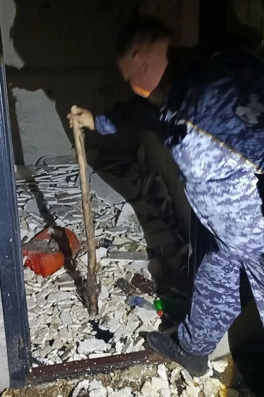 Росгвардеец спас 12-летнюю девочку, упавшую в затопленную шахту лифта на Лесном проспекте