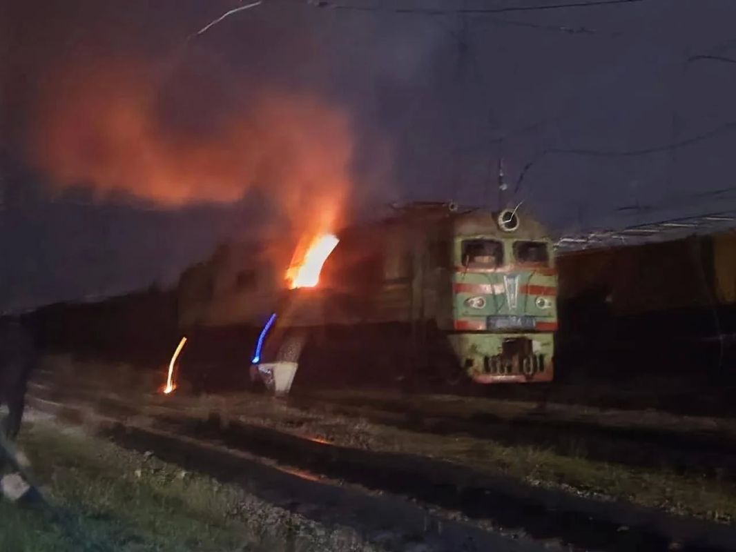 Горящий локомотив на станции Верховцево в Днепропетровской области