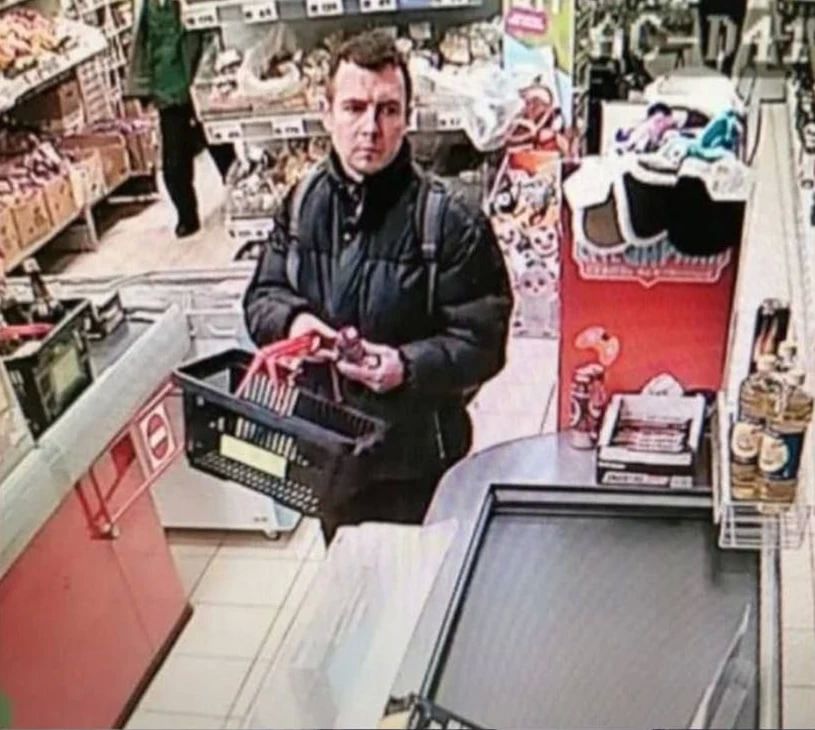 Под Гатчиной разыскивают 40-летнего Дмитрия Накарякова - учителя математики, подозреваемого в жестоком убийстве двухлетнего сына и 58-летней тёщи