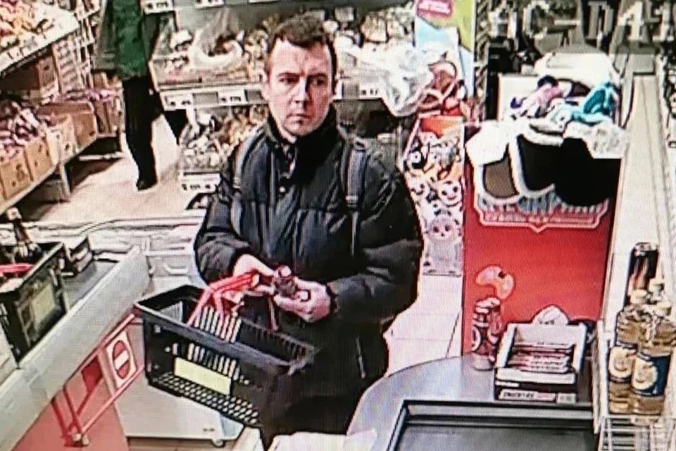 Учителя, подозреваемого в убийстве бабушки и двухлетнего внука, заметили с алкоголем в поселке под Петербургом