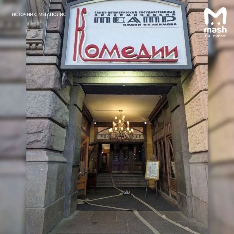 Множество пожарных машин и скорая сейчас у театра Акимова на Невском проспекте Множество пожарных машин и скорая сейчас у театра Акимова на Невском проспекте
