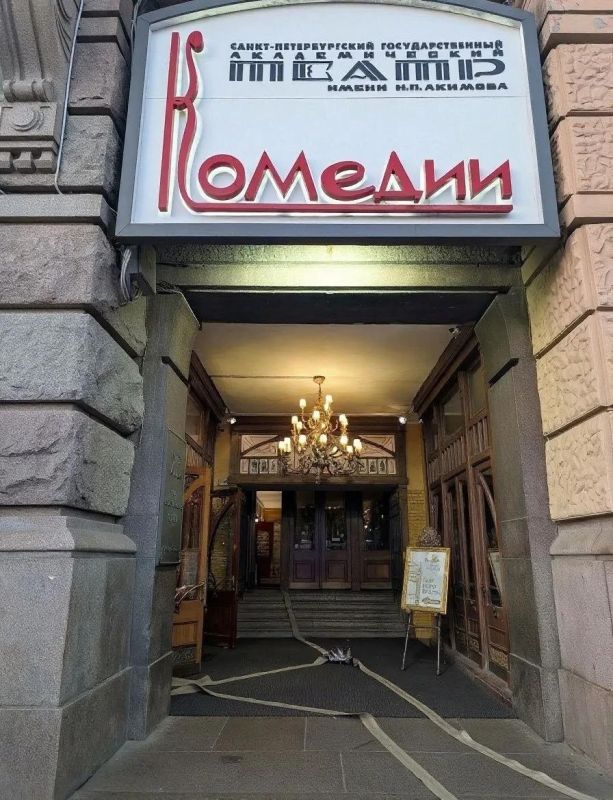 В здании на Невском проспекте, где находится Академический театр комедии имени Н. П. Акимова, произошло возгорание В здании на Невском проспекте, где находится Академический театр комедии имени Н. П. Акимова, произошло возгорание