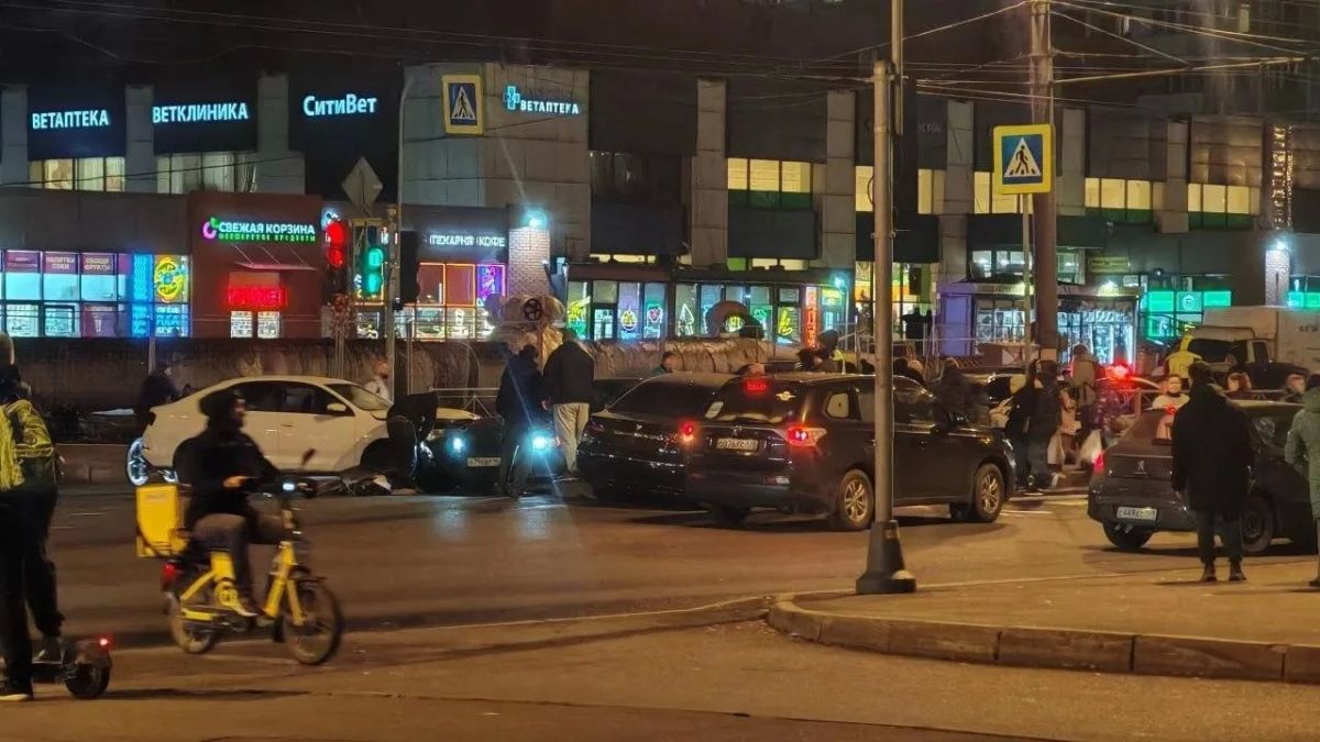 Три человека пострадали в массовом ДТП на проспекте Просвещения Три человека пострадали в массовом ДТП на проспекте Просвещения