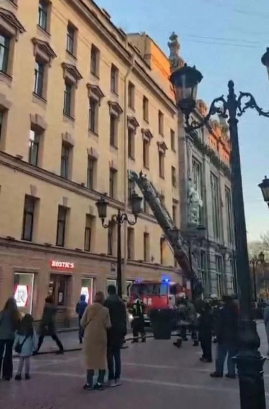 В здании на Невском проспекте, где находится Академический театр комедии имени Н. П. Акимова, произошло возгорание