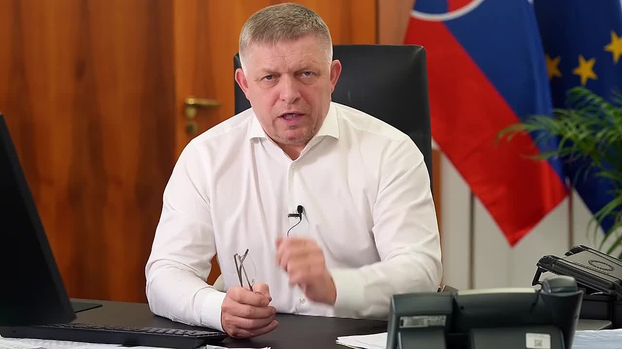 Премьер Словакии Роберт Фицо радуется: