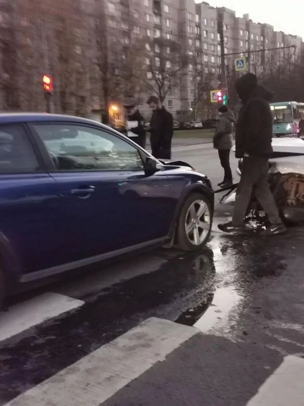 Три человека пострадали в массовом ДТП на проспекте Просвещения Три человека пострадали в массовом ДТП на проспекте Просвещения