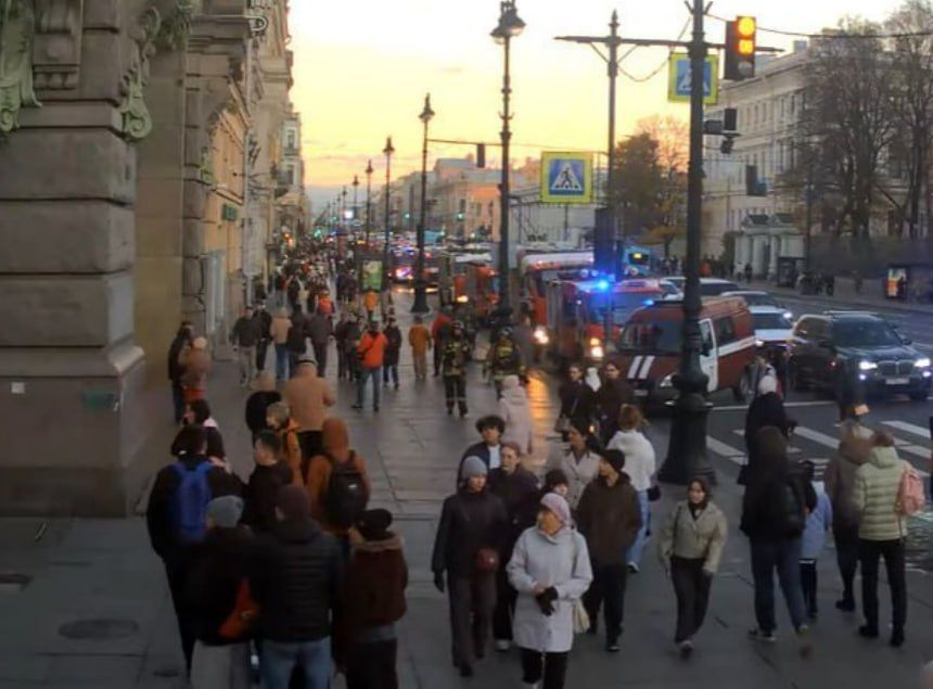Задымление произошло под крышей здания на Невском проспекте в Петербурге — там находится Театр комедии им. Акимова