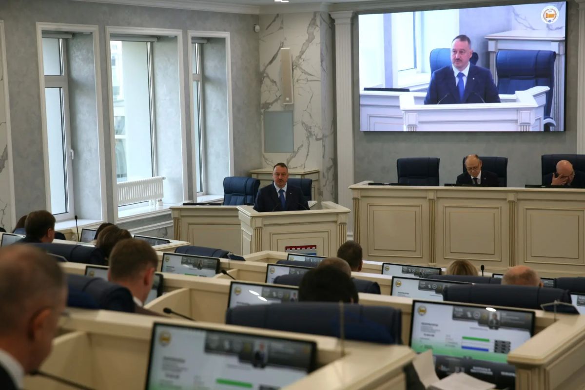 На 5-м заседании Законодательного собрания Ленинградской области восьмого созыва председатель Леноблизбиркома Михаил Лебединский представил информацию о передаче вакантного депутатского мандата Сергею Мачинскому
