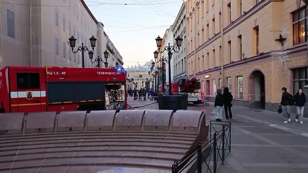 Пожарные расчёты съехались к театру им. Акимова на Невском