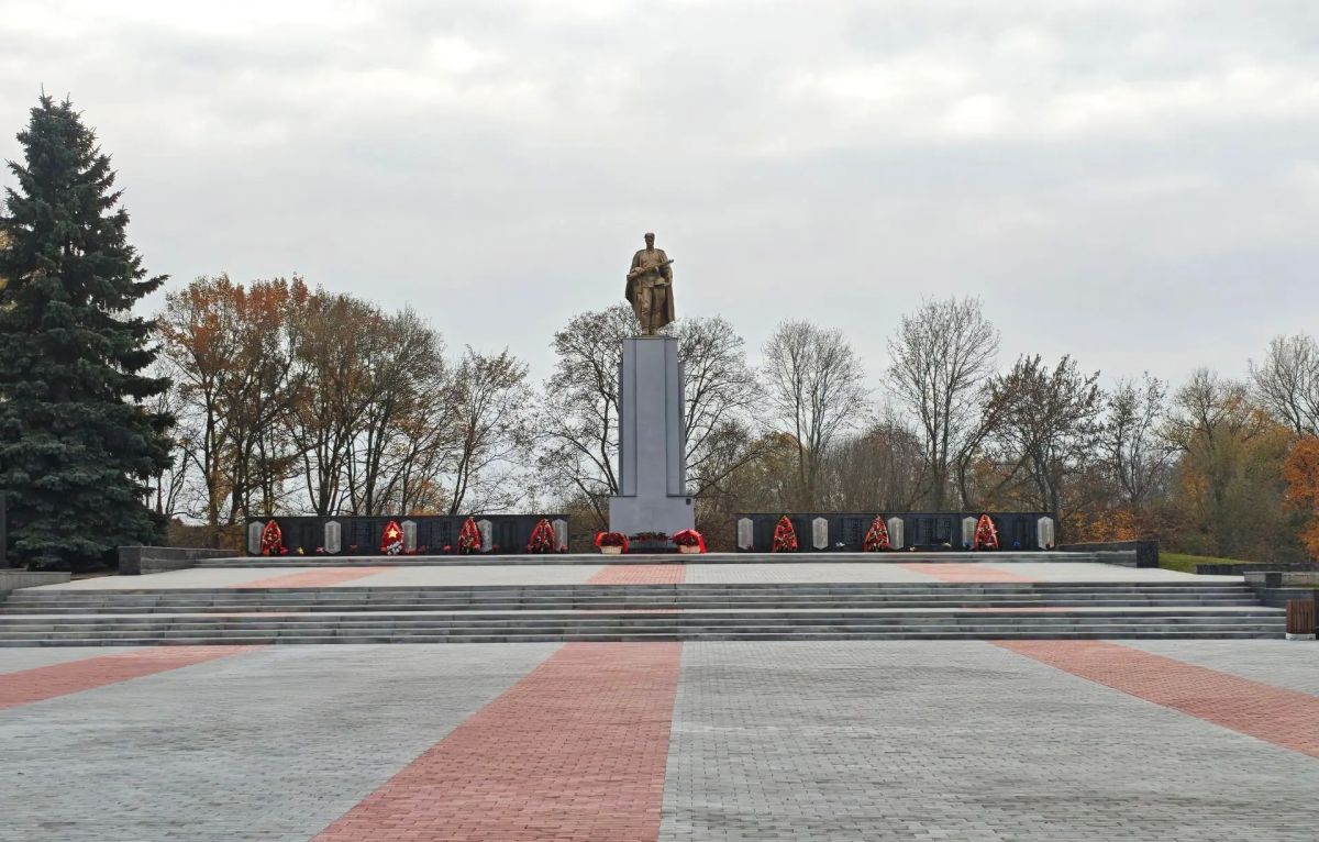 Александр Беглов на Гарнизонном кладбище Бреста возложил венки к памятнику Воину-освободителю и цветы к мемориальной плите в честь воинов-ленинградцев