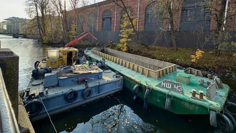 Дно Крюкова канала в Петербурге начали чистить впервые с 2001 года