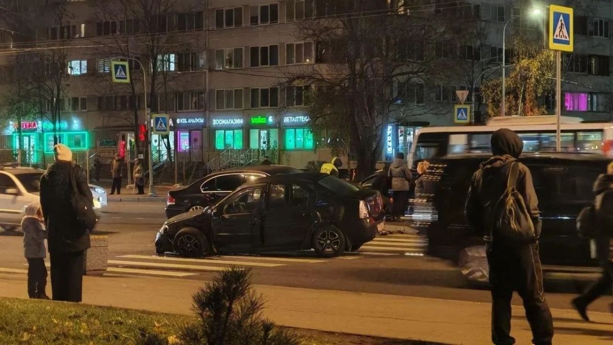 Сегодня днем на проспекте Просвещения произошло массовое ДТП с участием 90-летнего водителя Сегодня днем на проспекте Просвещения произошло массовое ДТП с участием 90-летнего водителя