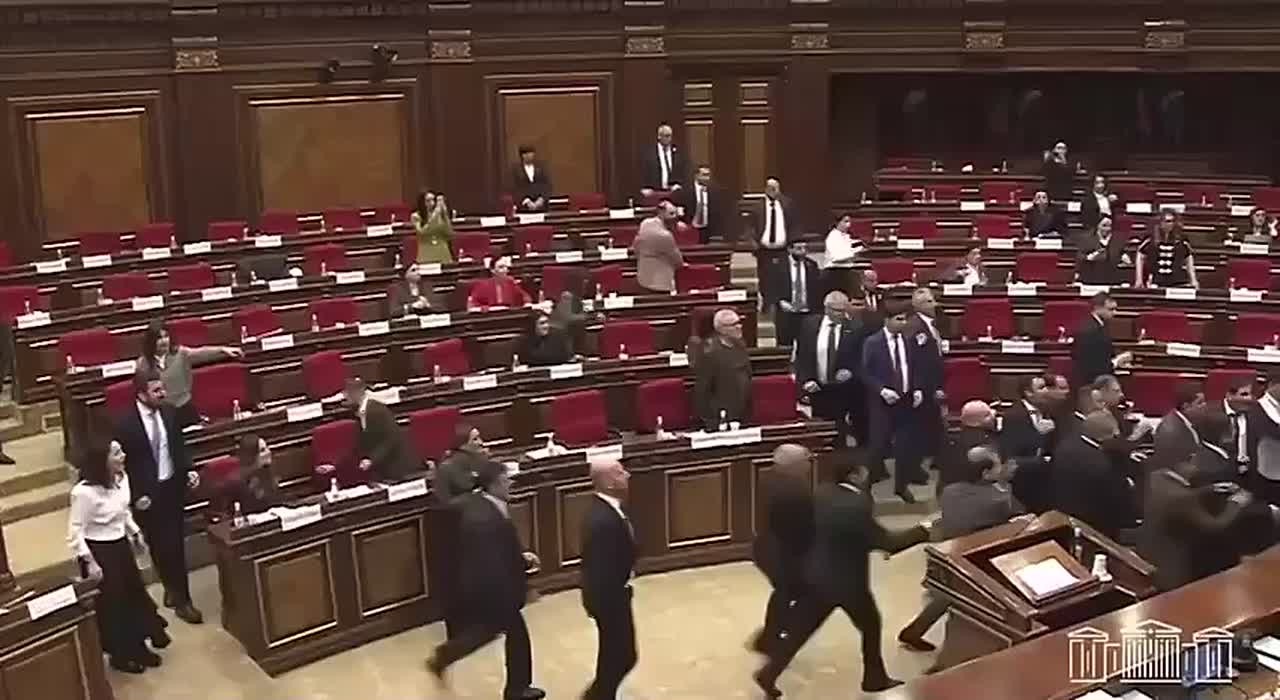 Парламент "демократической Армении"