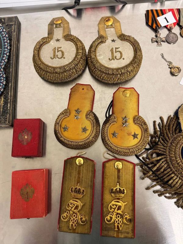 В Пулково у немца изъяли ордены, медали и иконы XIX века на 3 млн рублей В Пулково у немца изъяли ордены, медали и иконы XIX века на 3 млн рублей