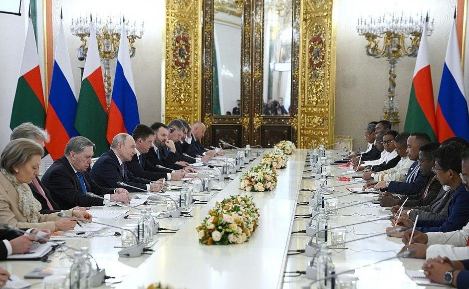«На полях» третьего саммита Россия – Африка Президент России Владимир Путин побеседовал с Президентом Возрождения Республики Мадагаскар Микаэлем Рандрианириной (30 октября 2026 года)