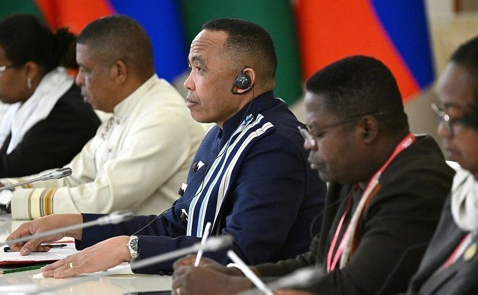 «На полях» третьего саммита Россия – Африка Президент России Владимир Путин побеседовал с Президентом Возрождения Республики Мадагаскар Микаэлем Рандрианириной (30 октября 2026 года) «На полях» третьего саммита Россия – Африка Президент России Владимир Путин побеседовал с Президентом Возрождения Республики Мадагаскар Микаэлем Рандрианириной (30 октября 2026 года)