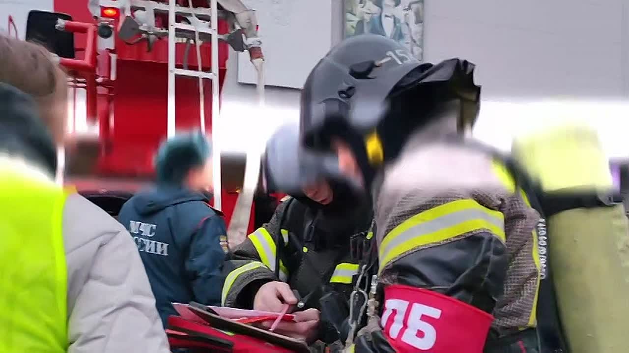 Пожарные отработали атаку БПЛА в "МЕГА Дыбенко"