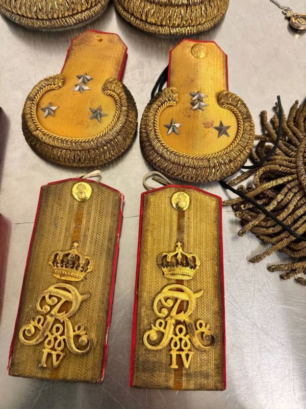 В Пулково у немца изъяли ордены, медали и иконы XIX века на 3 млн рублей В Пулково у немца изъяли ордены, медали и иконы XIX века на 3 млн рублей