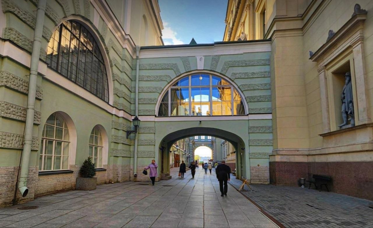 17 петербургских улиц, которые проходят через арки