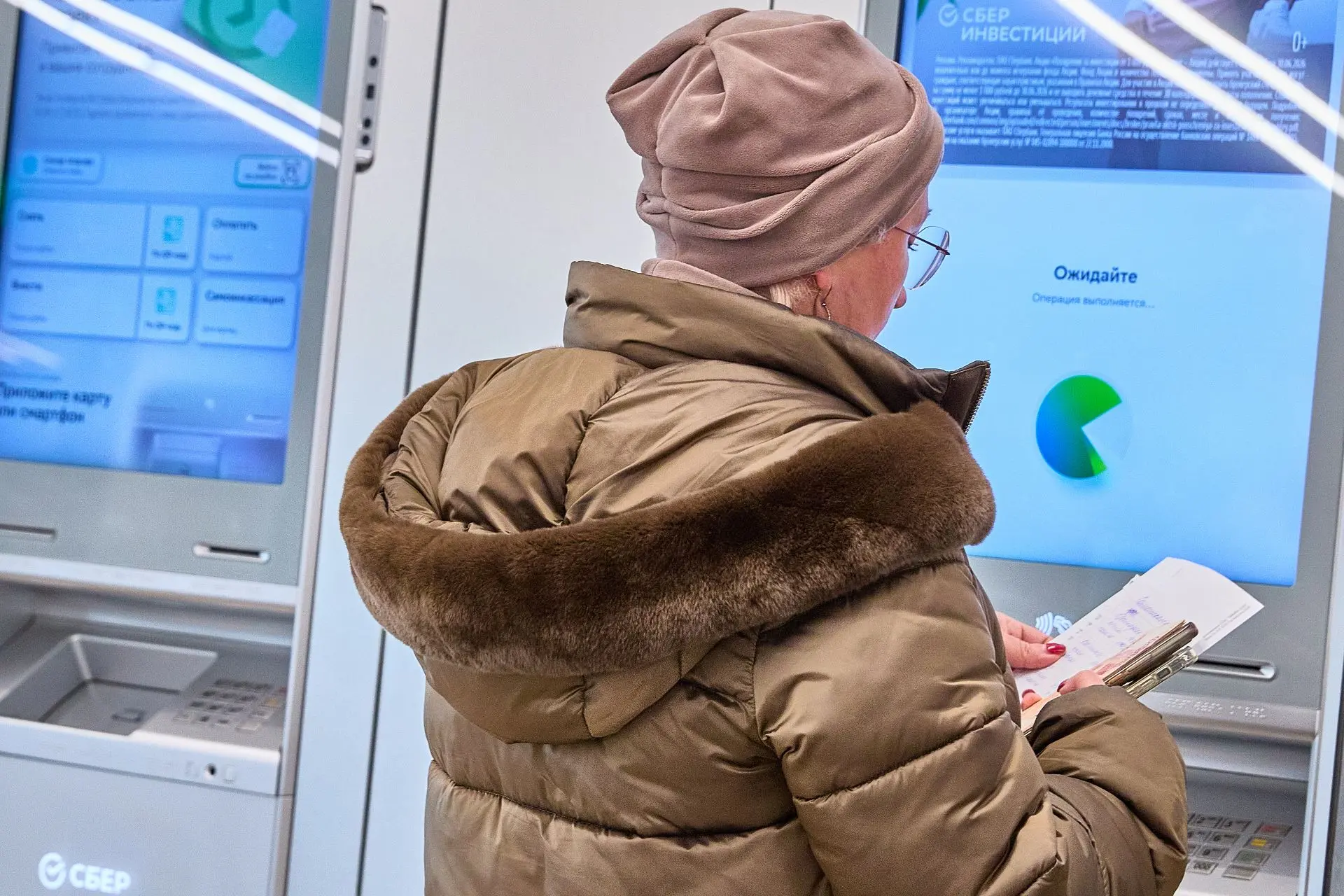 Миллионы рублей, евро и доллары отдала «дроп-гастролеру» пенсионерка с Петроградки