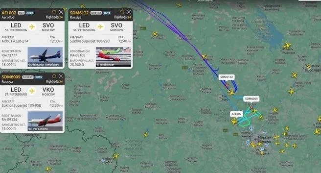 Три самолета из Петербурга кружат над Москвой в ожидании разрешения на посадку, пока на подлете к столице сбивают беспилотники